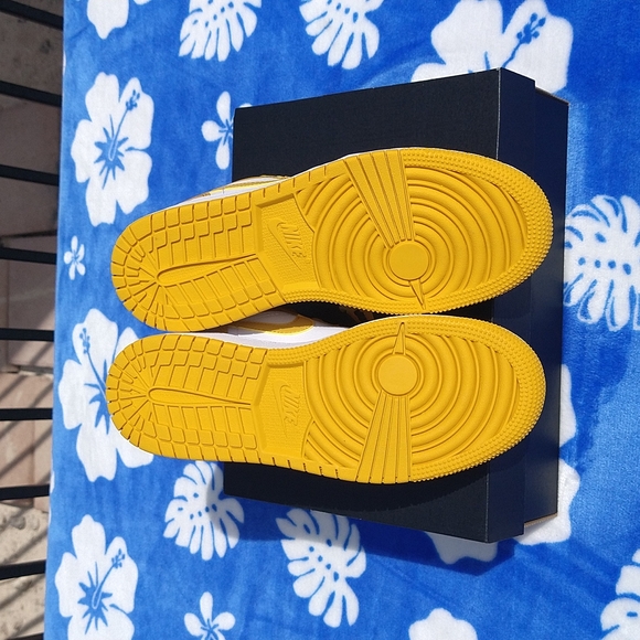 Jordan 1 Low Big Kids 5Y Women's 6.5 (defect) - Picture 6 of 12